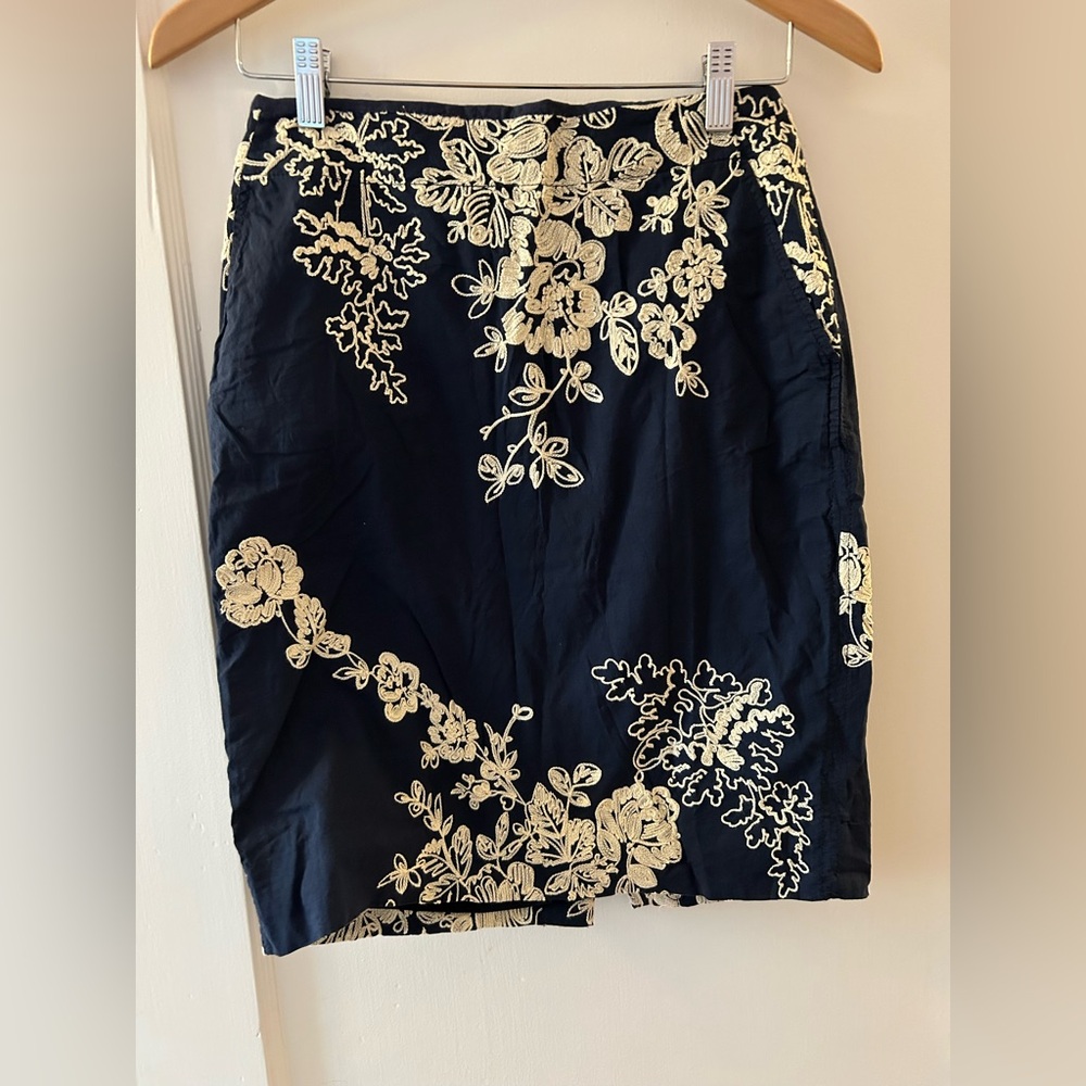 J.CREW (THE PENCIL SKIRT)--NAVY/BONE EMBROIDERED---SIZE 4